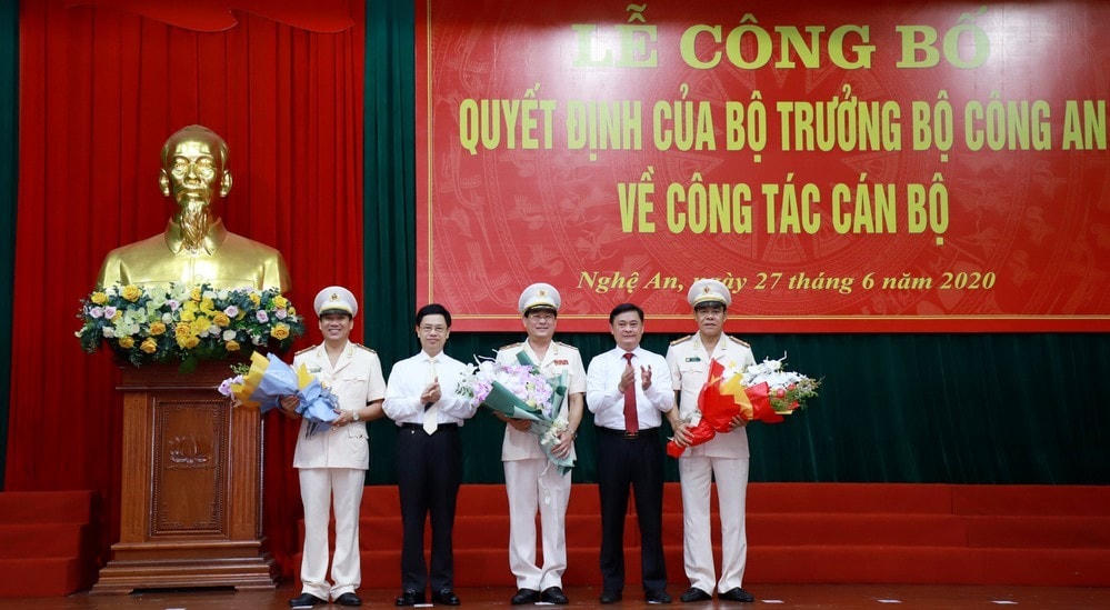 Lãnh đạo tỉnh Nghệ An tặng hoa chúc mừng Tân giám đốc Công an tỉnh Nghệ An, các đồng chí nghỉ hưu và chuyển công tác.