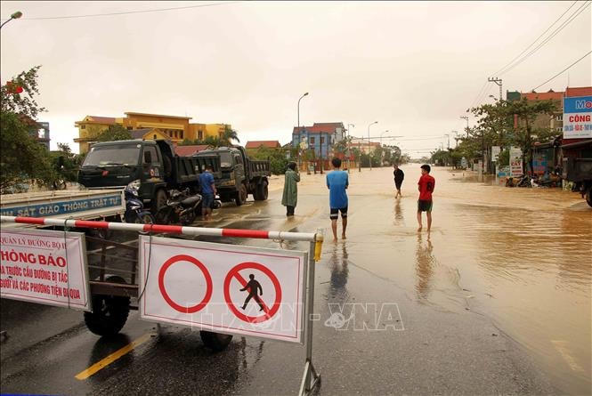Nhiều điểm ngập sâu, chia cắt giao thông. Ảnh: TTXVN.