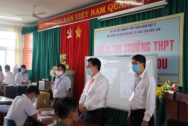 Thứ trưởng Bộ GDĐT Nguyễn Hữu Độ làm việc tại điểm thi trường THPT chuyên Nguyễn Du, TP Buôn Ma Thuột.