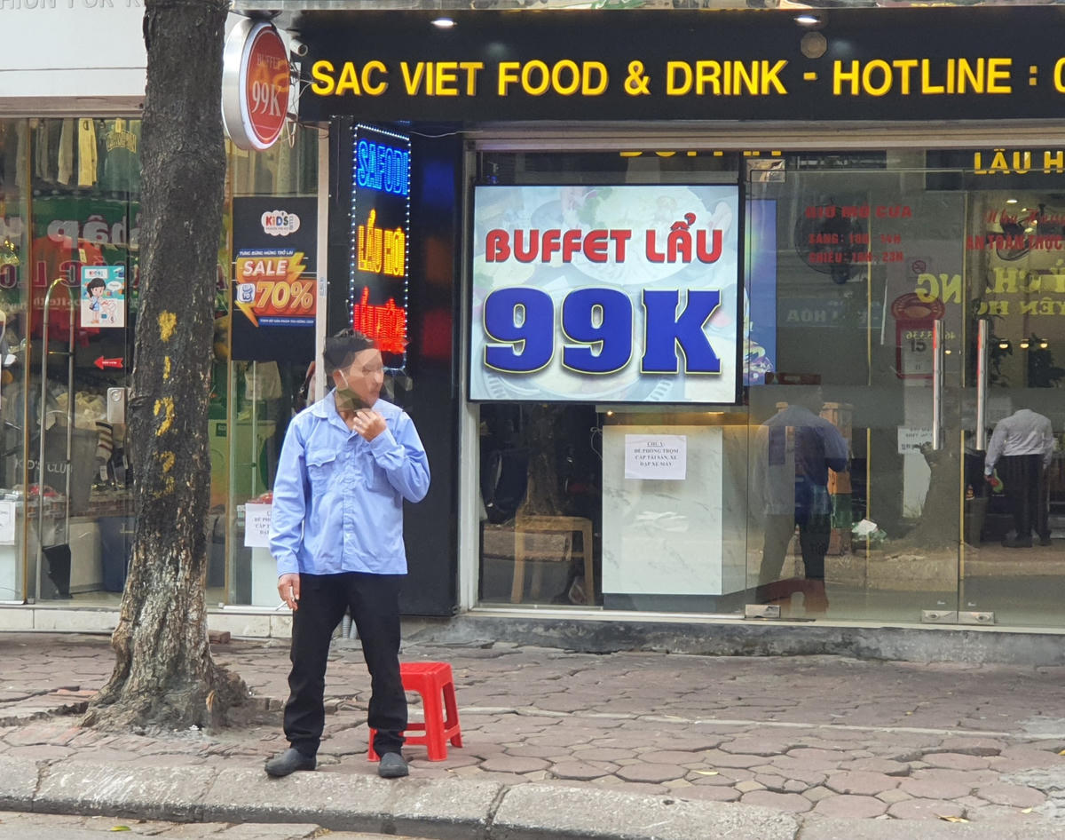 Nhiều nhân viên bảo vệ tại các nhà hàng trên phố Tô Hiệu không đeo khẩu trang trong khi liên tục tiếp xúc với nhiều người.