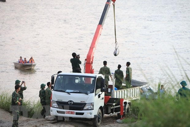 Khoảng 18h30 quả bom đã được lực lượng công binh đưa vào bờ an toàn. (Ảnh: Thành Đạt/TTXVN).