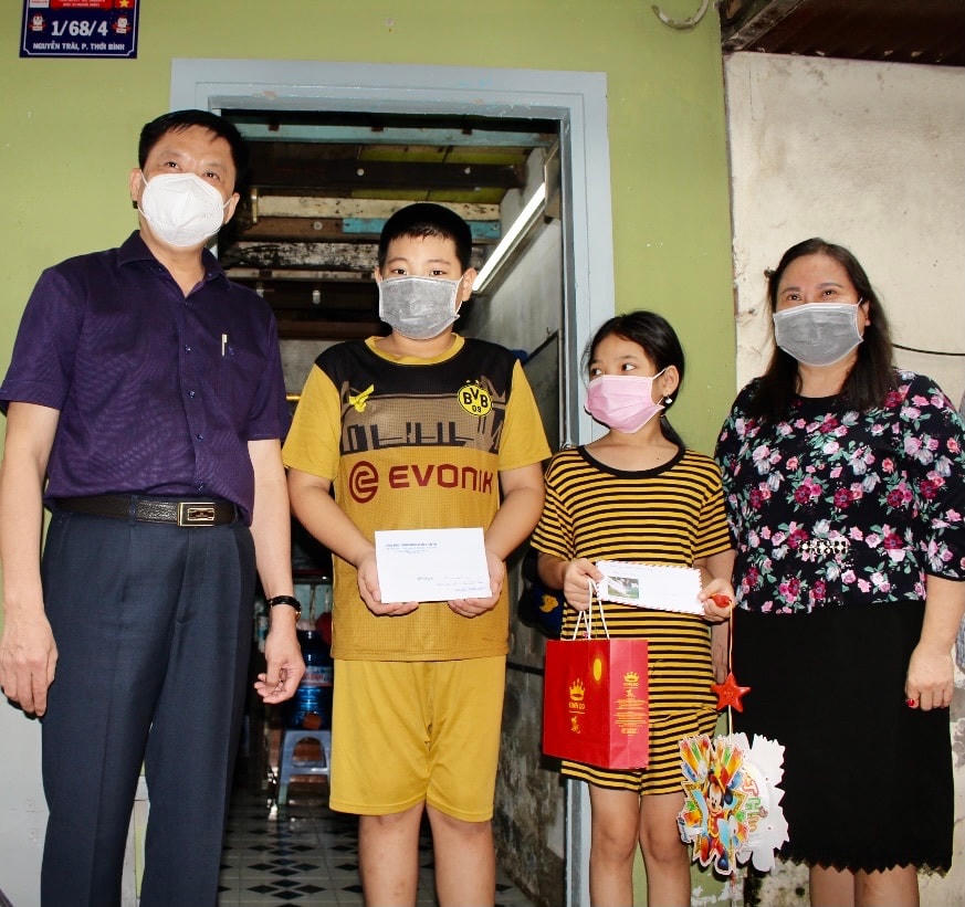 Tận tay trao quà Tết Trung thu cho các em nhỏ. 