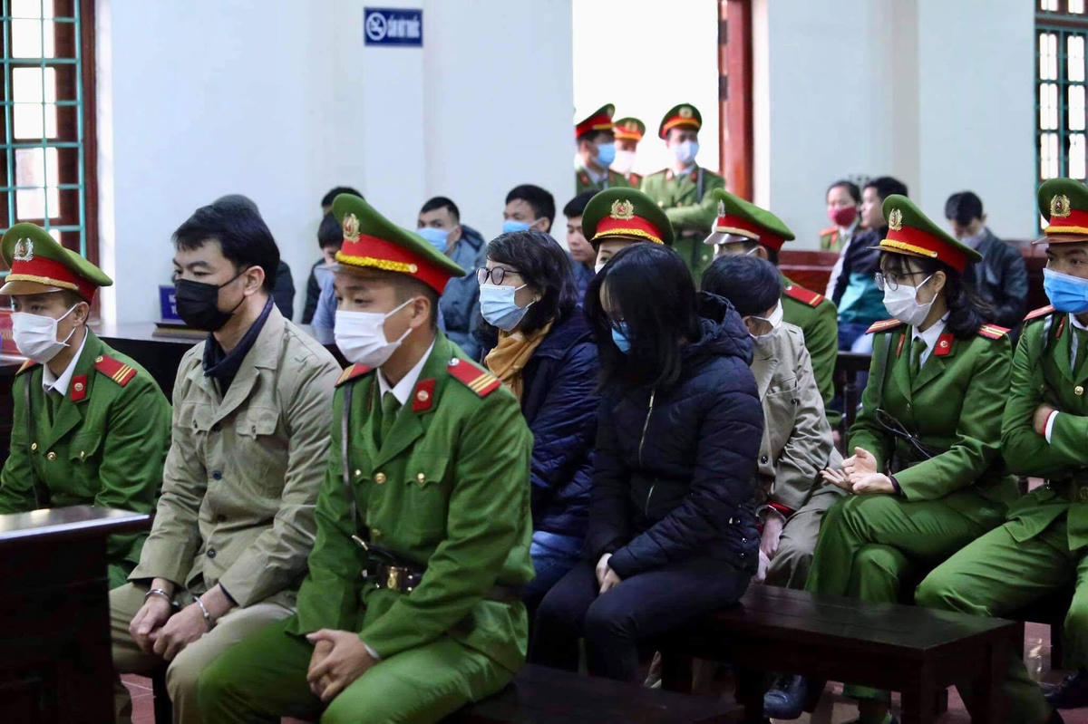 Hoãn xét xử nguyên Phó phòng Thanh tra Bộ Xây dựng vì vắng nhiều người 