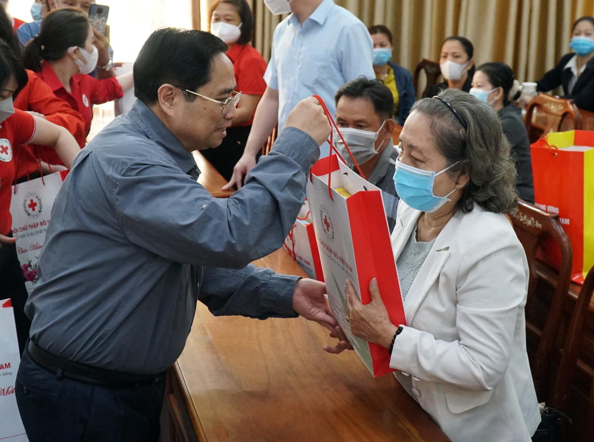 Thủ tướng Chính phủ Phạm Minh Chính ân cần thăm hỏi, trao quà cho bà con TP Cần Thơ.