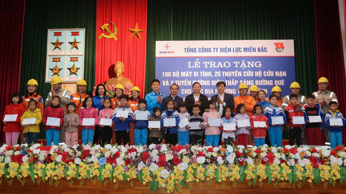 EVNNPC trao tặng quà cho các em học sinh có hoàn cảnh khó khăn.
