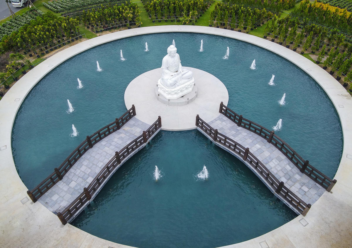 Nằm bên phải cổng chính là nhà điều hành, văn phòng (nhà tròn). Đây là nơi tiếp đón khách và điều hành các hoạt động của hoa viên.