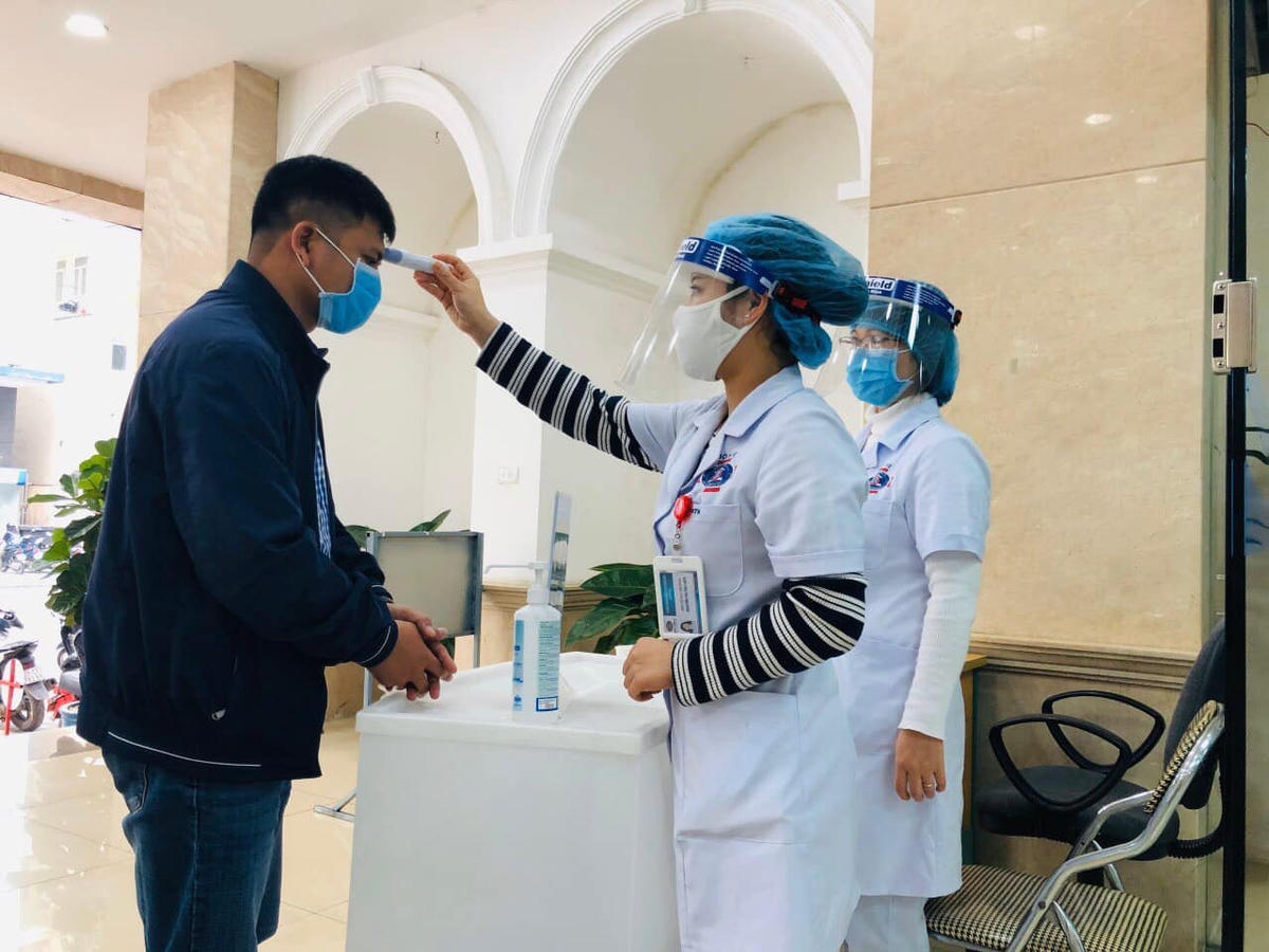 Đo thân nhiệt tại Bệnh viện K