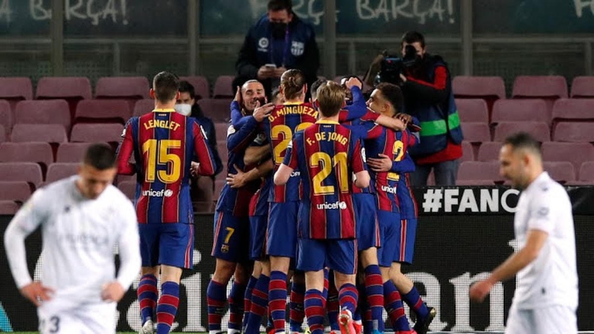 Các cầu thủ Barca ăn mừng bàn mở tỉ số của Messi (Ảnh: Reuters).