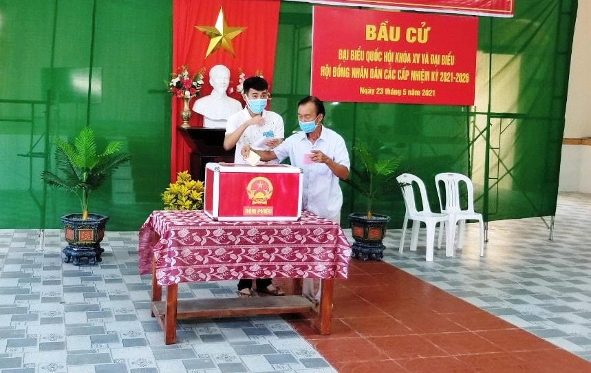 Cử tri xã đảo Tam Hải bỏ phiếu bầu cử.