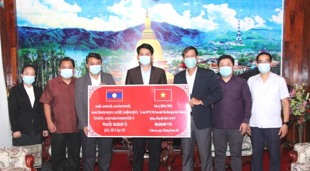 Nguyễn Đăng Hùng, Tổng lãnh sự Việt Nam tại Bắc Lào thay mặt cho Tỉnh ủy, HĐND, UBND, Ủy ban MTTQ Việt Nam tỉnh Ninh Bình trao 500 triệu đồng hỗ trợ tỉnh U-Đôm-Xay trong công tác phòng, chống dịch COVID-19.