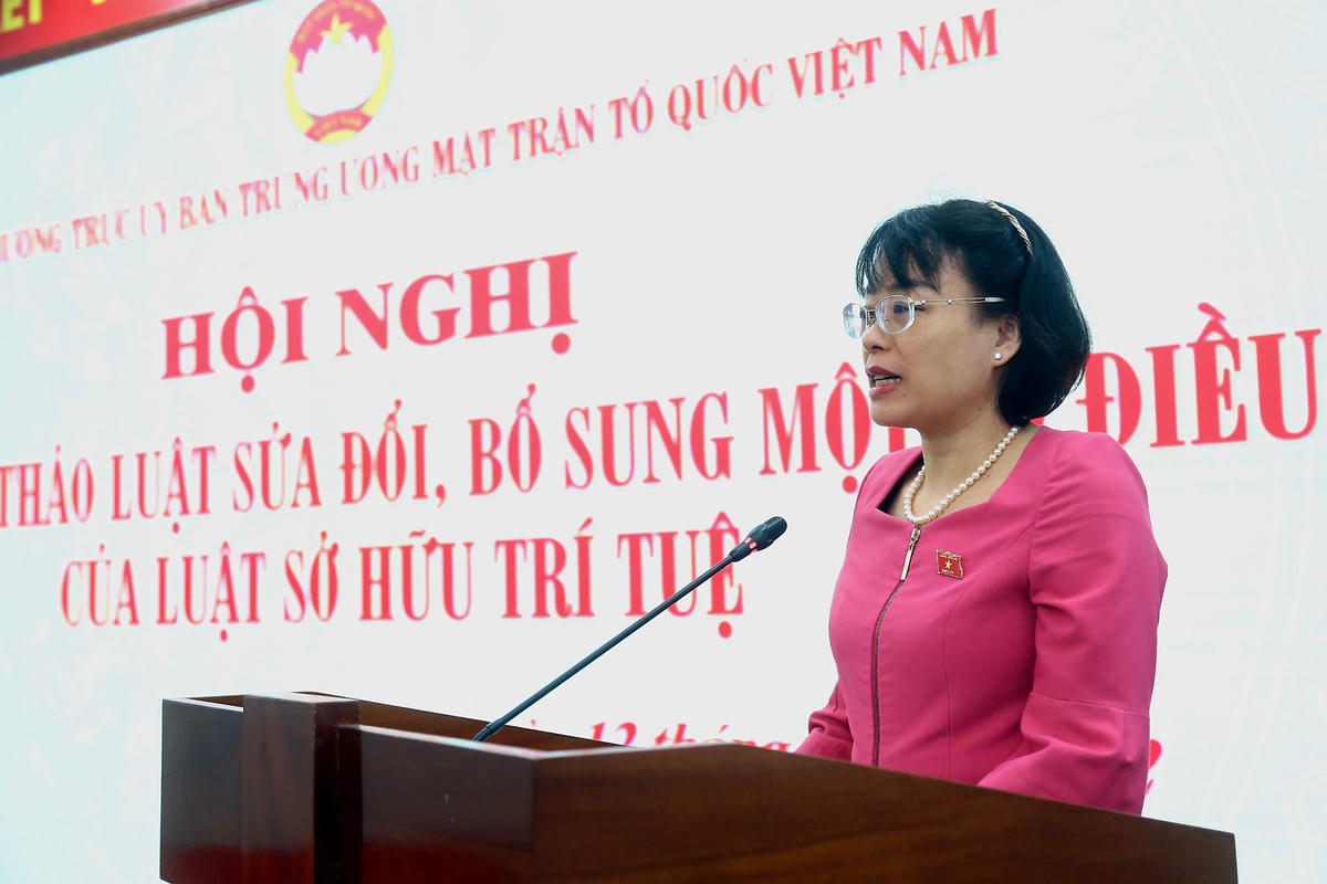 Bà Nguyễn Thị Mai Phương, Phó Chủ nhiệm Ủy ban Pháp luật của Quốc hội báo cáo nội dung dự thảo Luật SHTT sửa đổi.