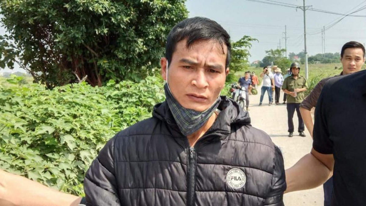 Đối tượng Trung bị dẫn giải đến hiện trường vụ án.