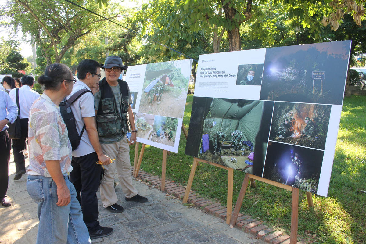 Công chúng tham quan Triển lãm.