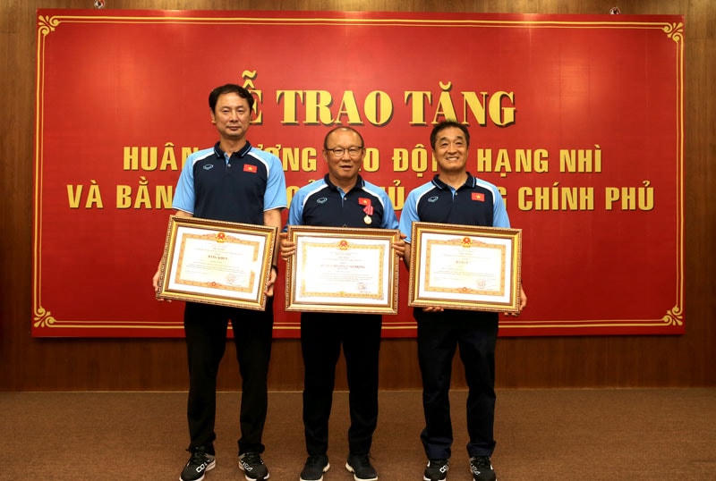 HLV Park Hang Seo và hai Trợ lý Lee Young Jin, Kim Han Yoon nhận các phần thưởng cao quý.