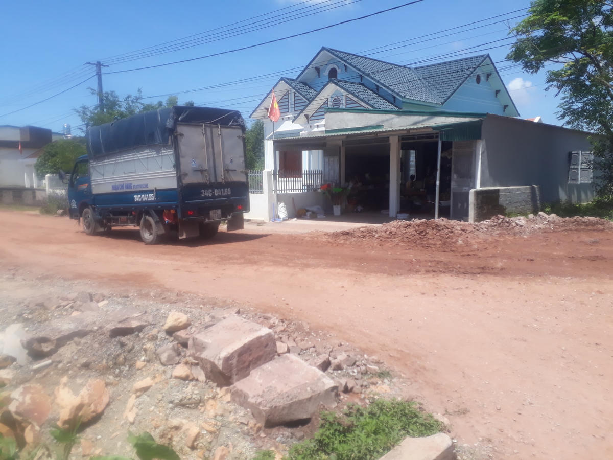 Con đường bị cày nát và được phủ lớp đất đá dầy cùng bụi bay mù mịt.