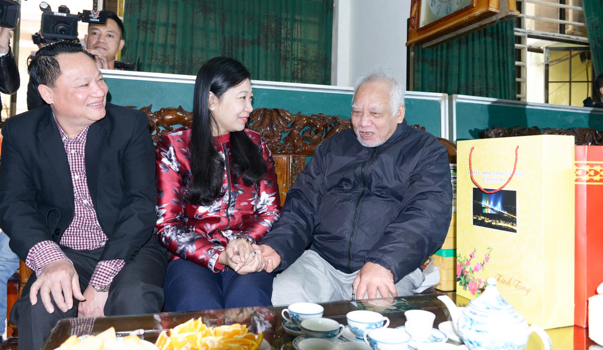 Bà Nguyễn Lan Hương thăm và chúc Tết gia đình ông Nguyễn Văn Thực.