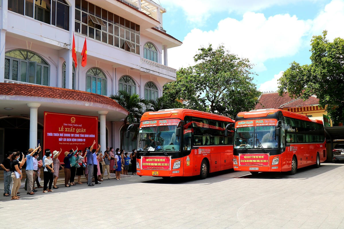 Chuyến xe chở 30 cán bộ ngành y tế tỉnh Thừa Thiên - Huế vào Bình Dương chống dịch Covid-19.