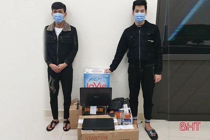 Hai đối tượng cùng tang vật.