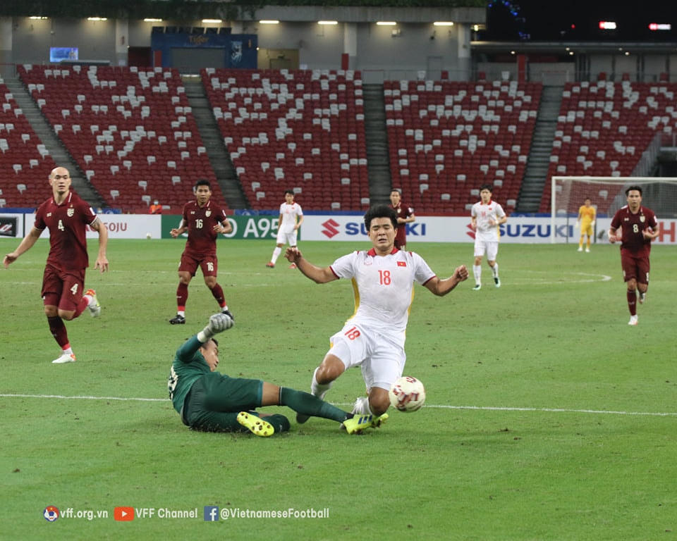 Đức Chinh không thể giúp tuyển Việt Nam có được penalty sau pha va chạm với thủ thành Thái Lan trong vòng cấm.