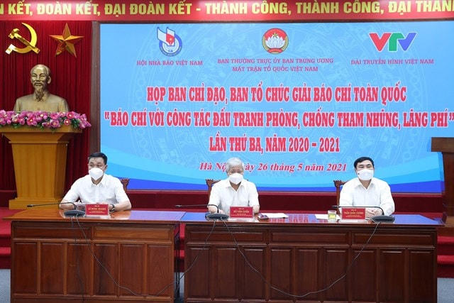 Chủ tịch UBTƯ MTTQ Việt Nam Đỗ Văn Chiến cùng Phó Trưởng ban Nội chính Trung ương Trần Quốc Cường và Tổng Giám đốc Đài Truyền hình Việt Nam Lê Ngọc Quang chủ trì cuộc họp.  