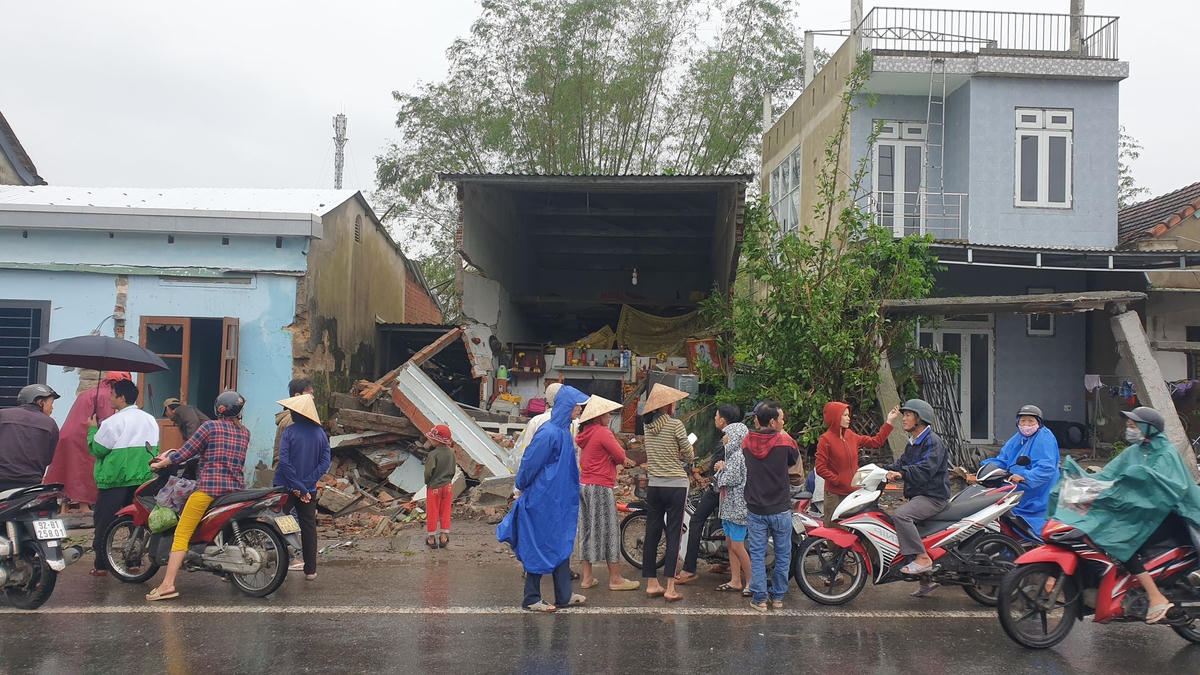 Một ngôi nhà dân bi xe container tông hư hỏng nặng.