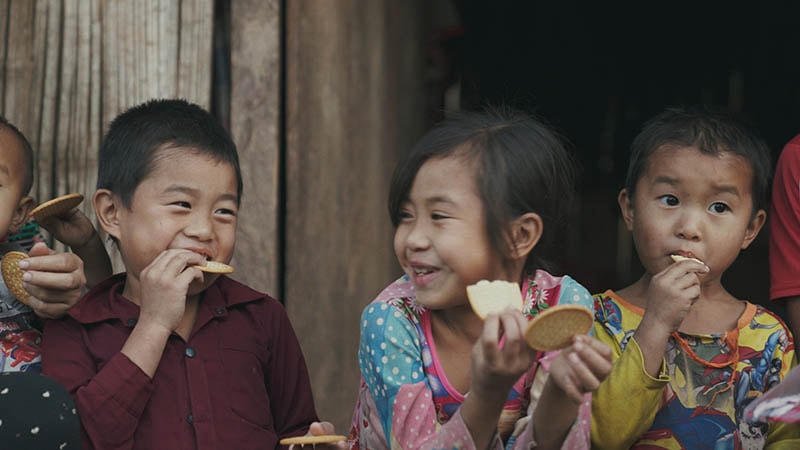 Có một điều các em bé vùng cao luôn “giàu có” đó là niềm vui và nụ cười trên gương mặt thánh thiện của mỗi em…
