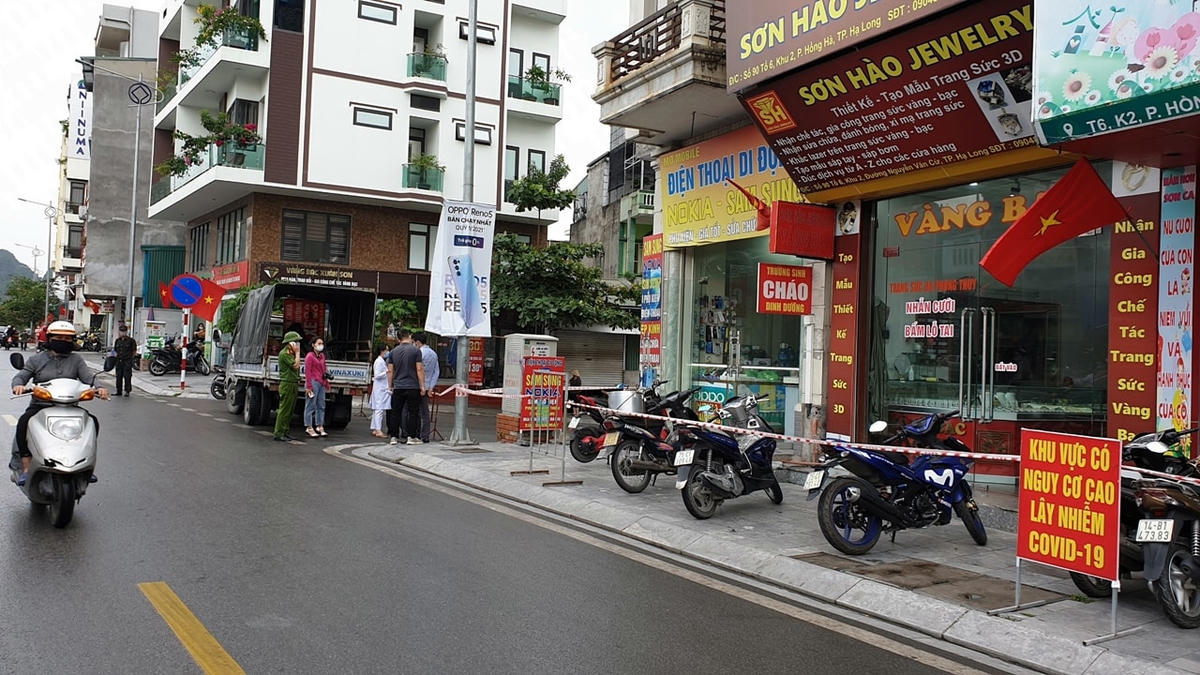 Lực lượng chức năng của TP Hạ Long đã nhanh chóng tiến hành phong tỏa nhà và cửa hàng của người thân bệnh nhận V.H.L.