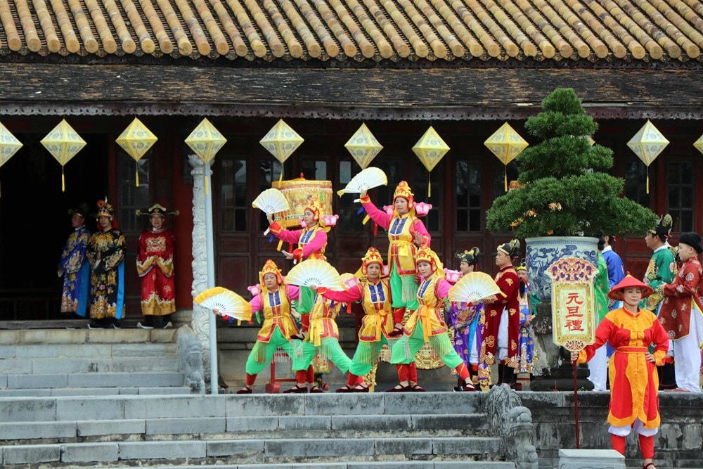 Tái hiện sân khấu hóa lễ Nguyên đán thời Nguyễn tại điện Thái Hòa. (Ảnh: Đỗ Trưởng/TTXVN).