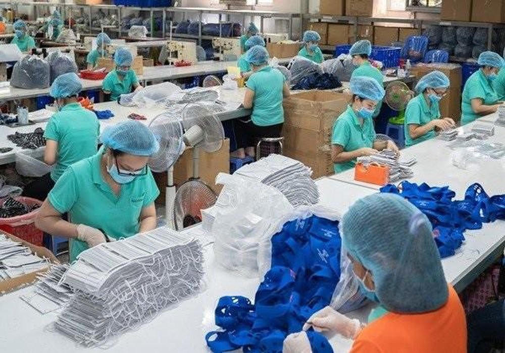Một số doanh nghiệp đã chủ động chuyển đổi mặt hàng trong dịch Covid-19.