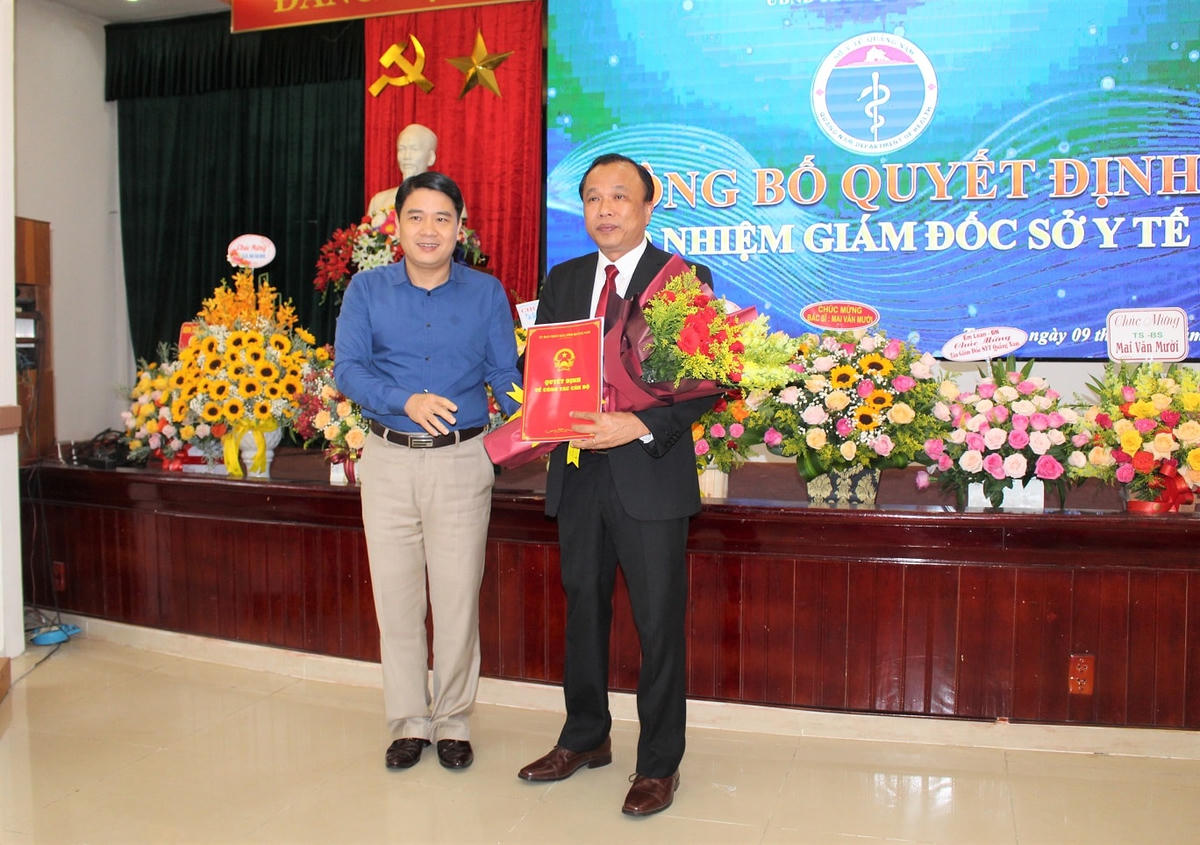 Ông Mai Văn Mười (người cầm hoa) được bổ nhiệm làm Giám đốc Sở Y tế Quảng Nam.