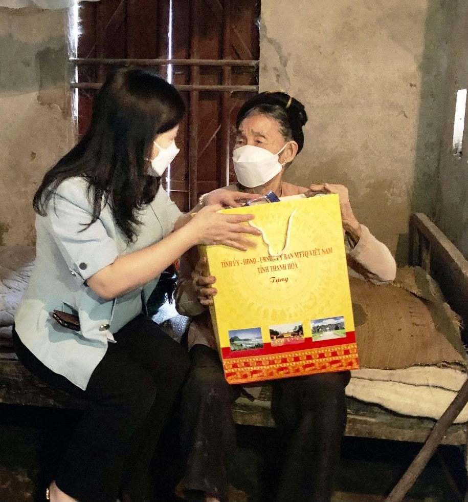 Nhân dịp này, bà Phạm Thị Thanh Thủy đã trao nhà Đại đoàn kết cho gia đình bà Nguyễn Thị Tình và tặng quà cho 10 gia đình có hoàn cảnh khó khăn của địa phương.