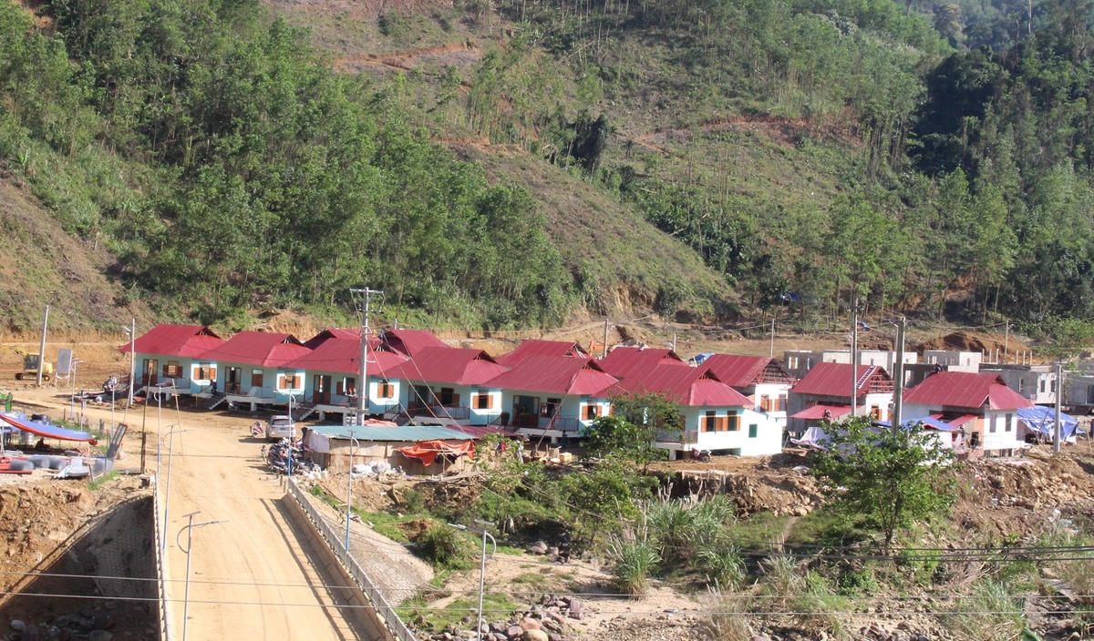 Một góc dãy ngôi nhà mới của bà con vùng sạt lở Trà Leng.