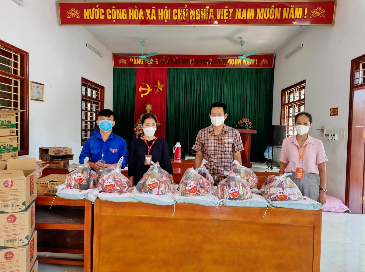 Chủ tịch UBND xã Đặng Ngọc Quyền tiếp nhận những suất quà là nhu yếu phẩm của doanh nghiệp trên địa bàn xã để trao cho những hoàn cảnh khó khăn và khu dân cư ở trọ.