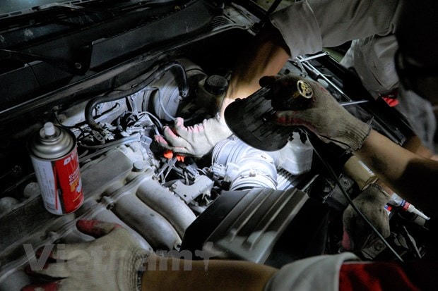 Kiểm tra kỹ phần khoang máy ôtô trước khi vận hành. (Ảnh: Minh Hiếu/Vietnam+)