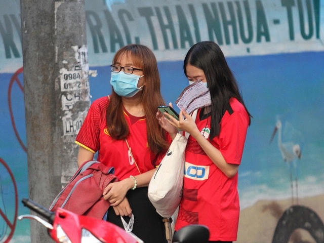 Sân Thống Nhất sôi động vài giờ trước khi Kiatisuk trình làng
