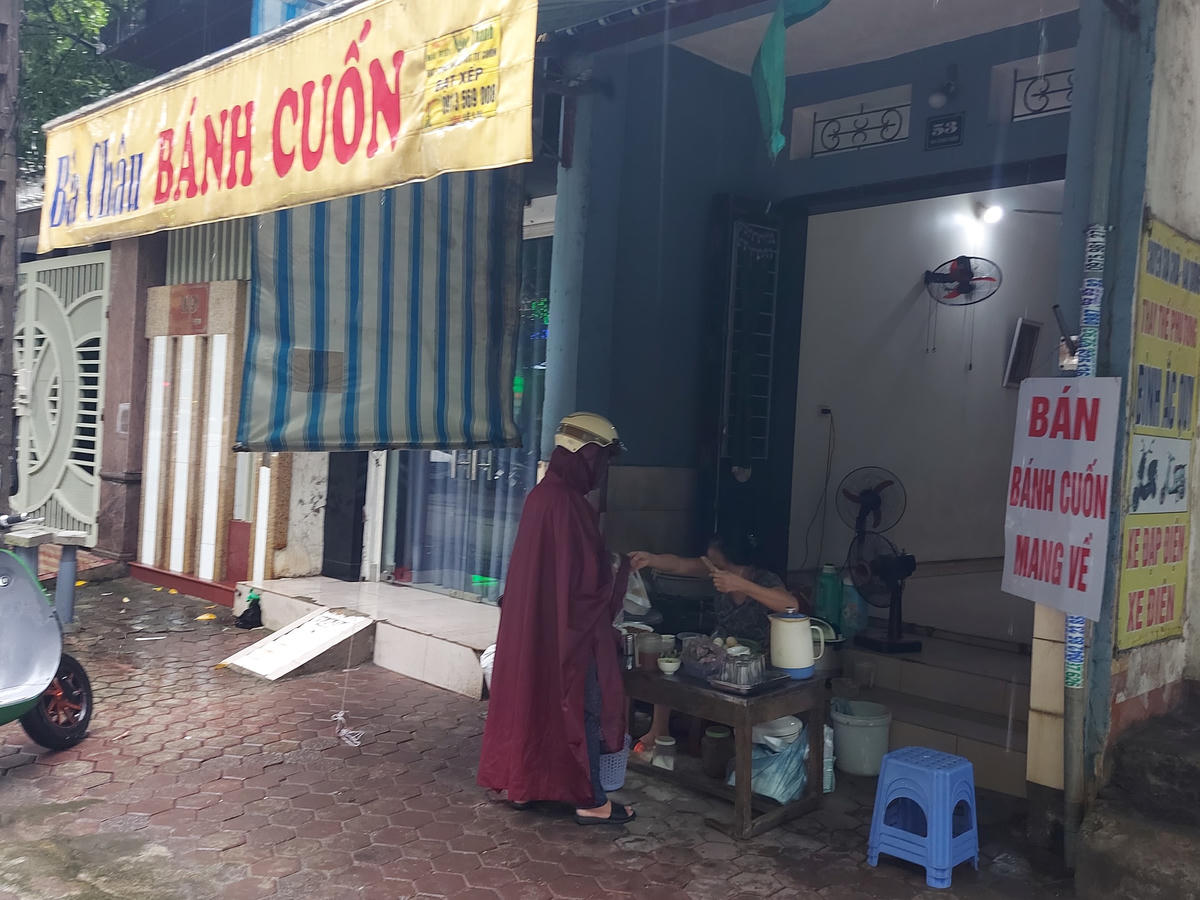  Bà Trần Thị Châu (66 tuổi) bán bánh cuốn tại đường Tô Vĩnh Diện chia sẻ: "Suốt 2 tuần qua, tôi chọn ở trong nhà vì thành phố đang giãn cách xã hội. Hôm nay, khi kết thúc giãn cách, tôi rất phấn khởi, vui mừng nên đã bày hàng để bán luôn. Theo quy định, các quán ăn chỉ được bán mang về nên tôi có treo biển để người đến mua dễ nhìn thấy".