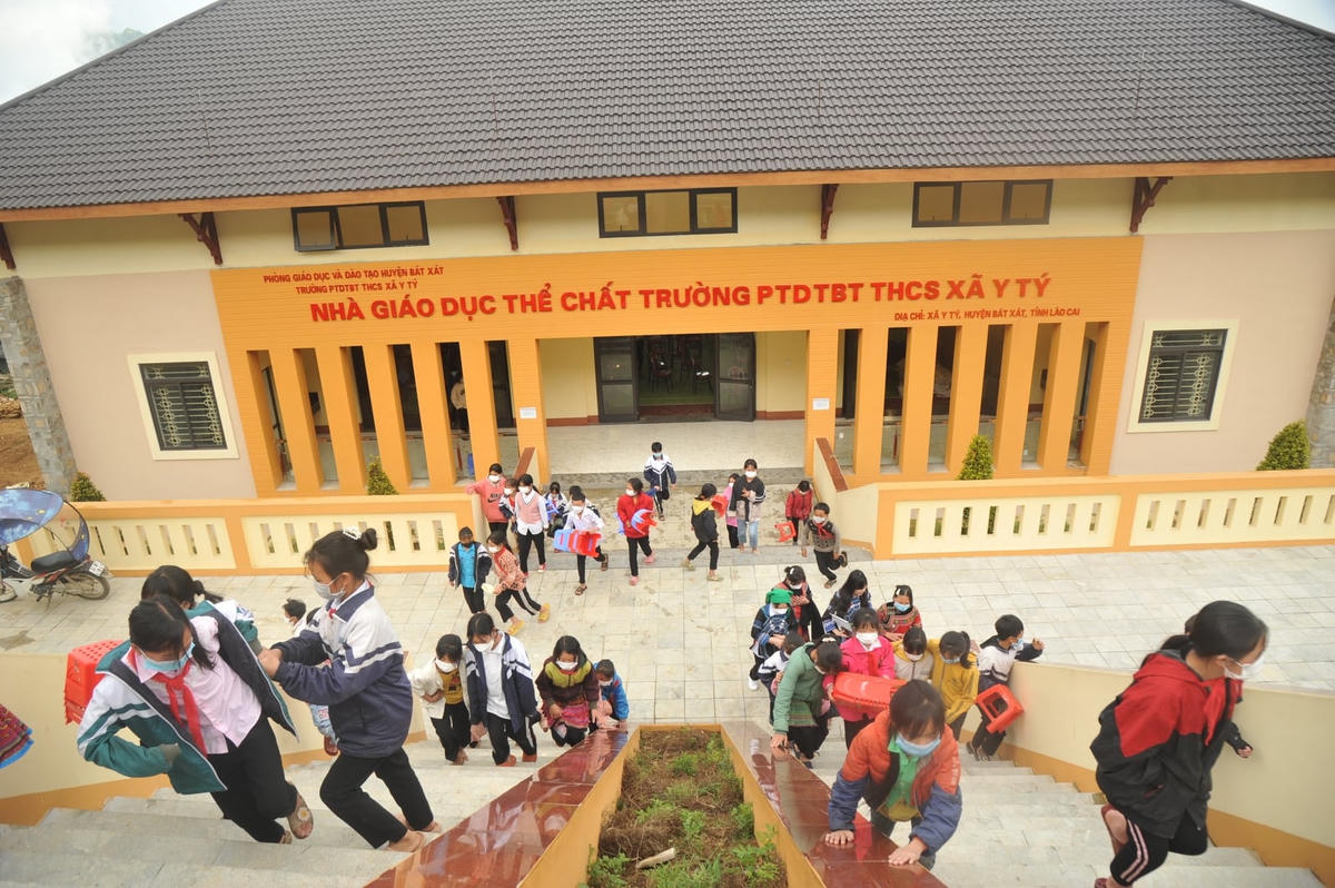 Học sinh phấn khởi đến dự buổi giao lưu.