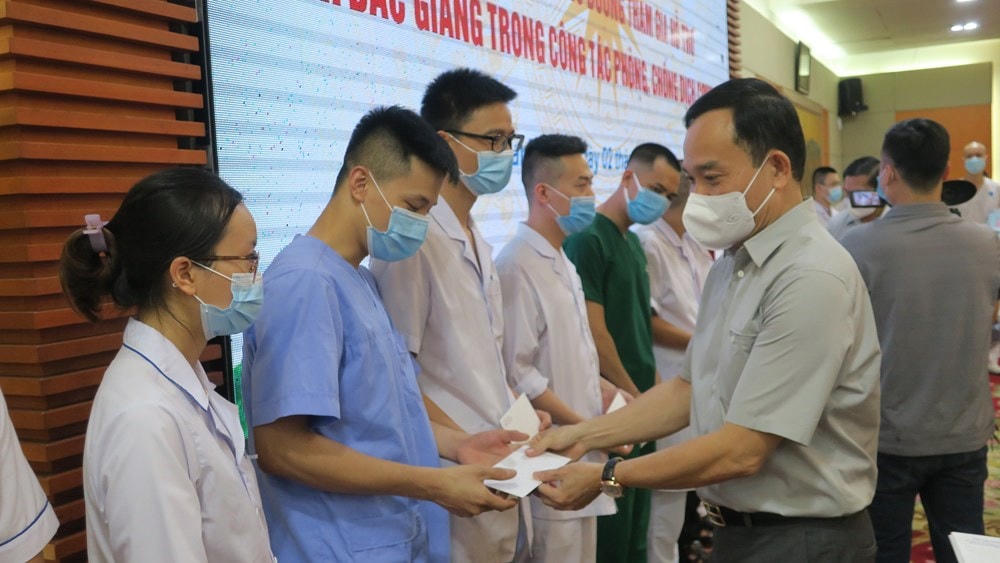 Bí thư Thành ủy Hải Phòng động viên Y Bác sĩ chi viện cho Bắc Giang .