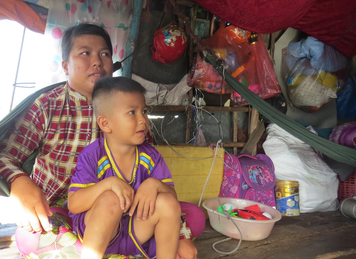 Mẹ con chị Nhung.