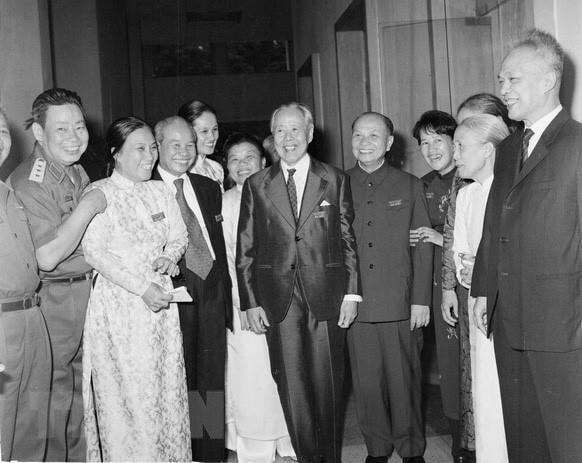 Các đại biểu của hai đoàn Nam-Bắc trong giờ giải lao Hội nghị Hiệp thương chính trị thống nhất Tổ quốc, ngày 21/11/1975. (Ảnh: TTXVN).