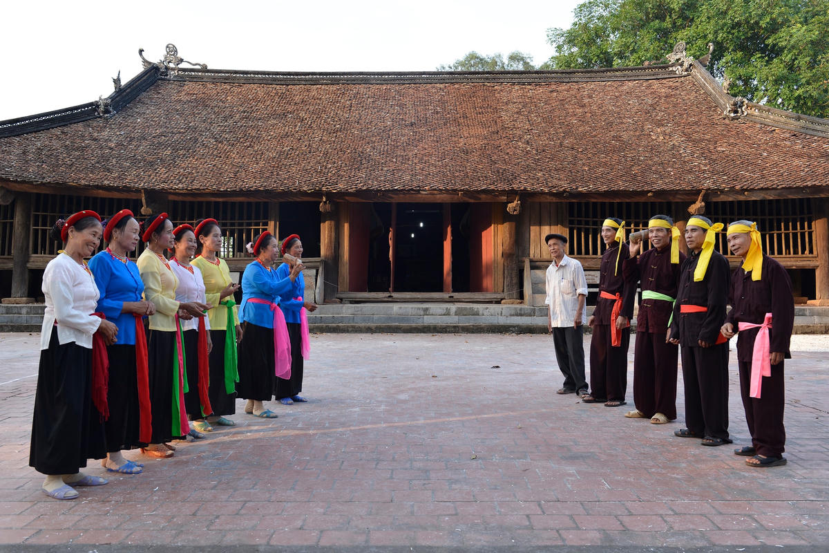 Tìm về làng Hậu (Liên Chung, Tân Yên, Bắc Giang) - cái nôi của hát ống, chúng tôi được các cụ cao niên niềm nở tiếp đón. Chiều se lạnh, ngay tại ngôi đình Vường có tuổi đời 300 năm, các cụ đã kể cho chúng tôi nghe về ngọn nguồn của hát ví ống...