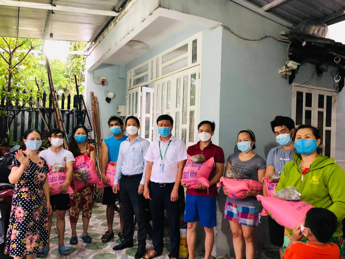 Hội đồng hương Quảng Bình trao quà của quê hương cho con em đang sinh sống và làm việc tại TP. Hồ Chí Minh.