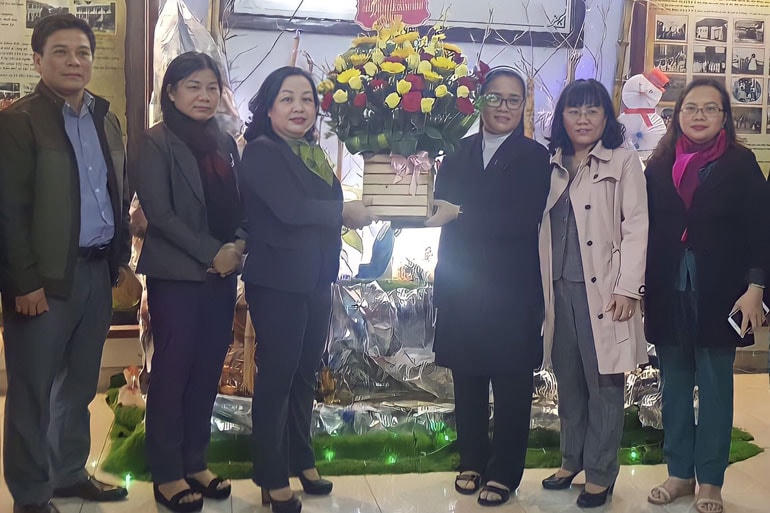 Lãnh đạo tỉnh Phú Yên, thăm, chúc mừng nữ tu Võ Thị Thu Thủy, Phụ trách Cộng đoàn Mến Thánh giá Mằng Lăng, nhân dịp giáng sinh 2020.
