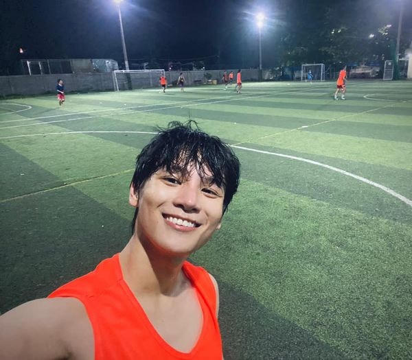 Ca sĩ trẻ Phạm Đình Thái Ngân khoe tài đá bóng: "Đá trận đêm phia và kết quả là ghi được hat-trick và 4 kiến tạo. Tôi là Anh Ngân Bóng Đá".