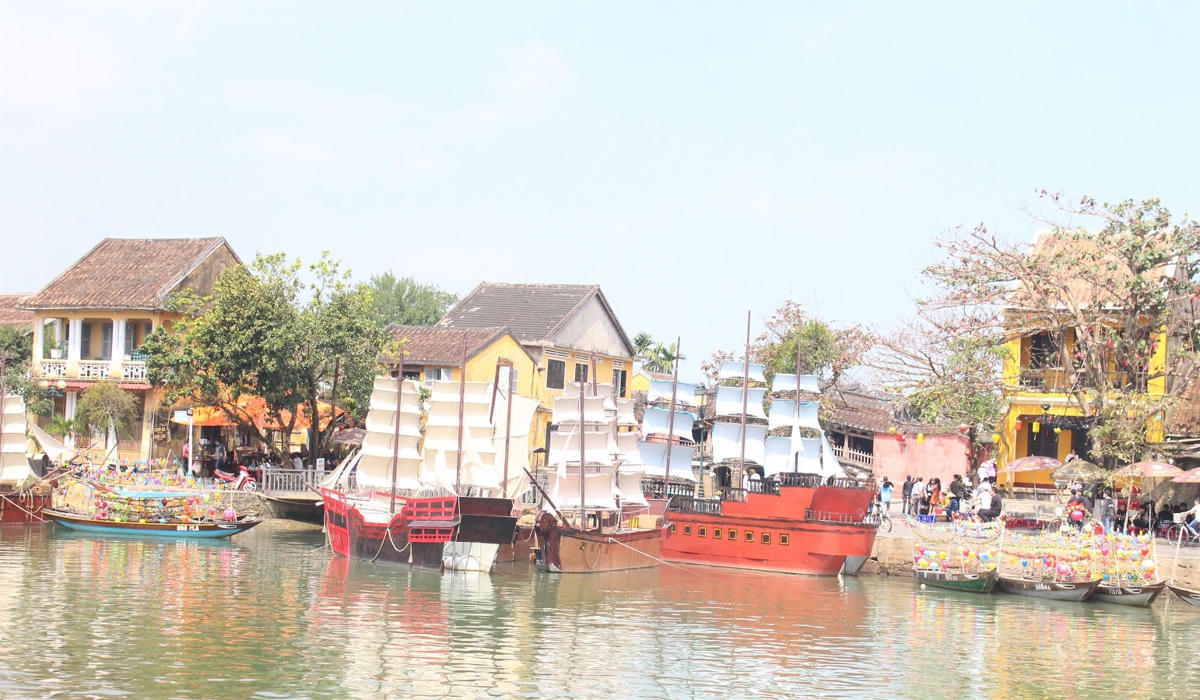 Các tàu thuyền trên sông Hoài, TP Hội An vắng khách.