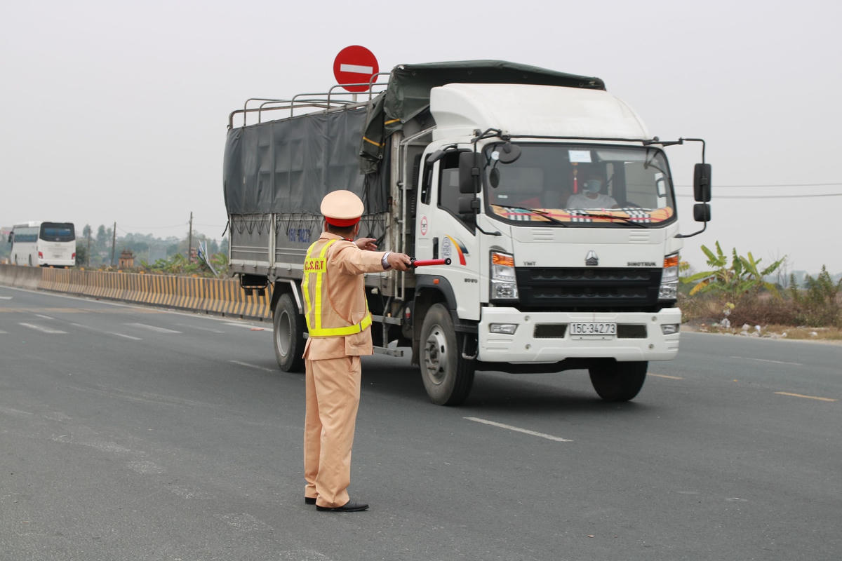 UBND TP Hải Phòng khẳng định, hàng hóa từ Hải Dương về Hải Phòng và ngược lại vẫn lưu thông bình thường nếu bảo đảm các điều kiện phòng chống dịch bệnh Covid-19. Nguồn: Dân trí.