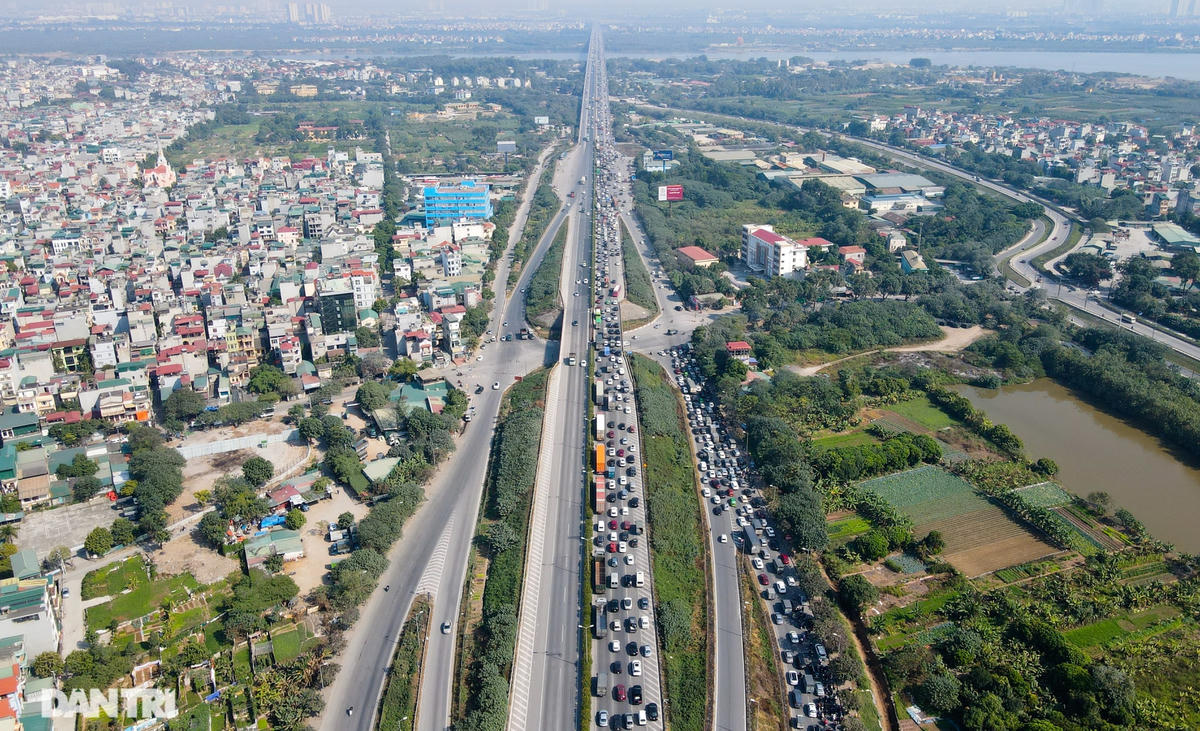 Ngày đầu năm mới, đường vành đai 3 trên cao ùn tắc cục bộ từ sáng đến trưa tại Hà Nội  