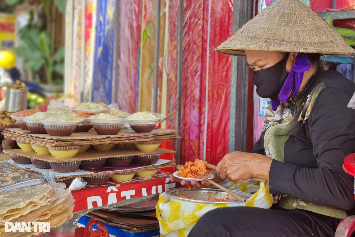 Theo tiểu bán xôi, chè bên ngoài chợ Siêu thị Đà Nẵng, xôi, chè có giá 5.000 đồng/đĩa (chén) (Ảnh: Khánh Hồng).