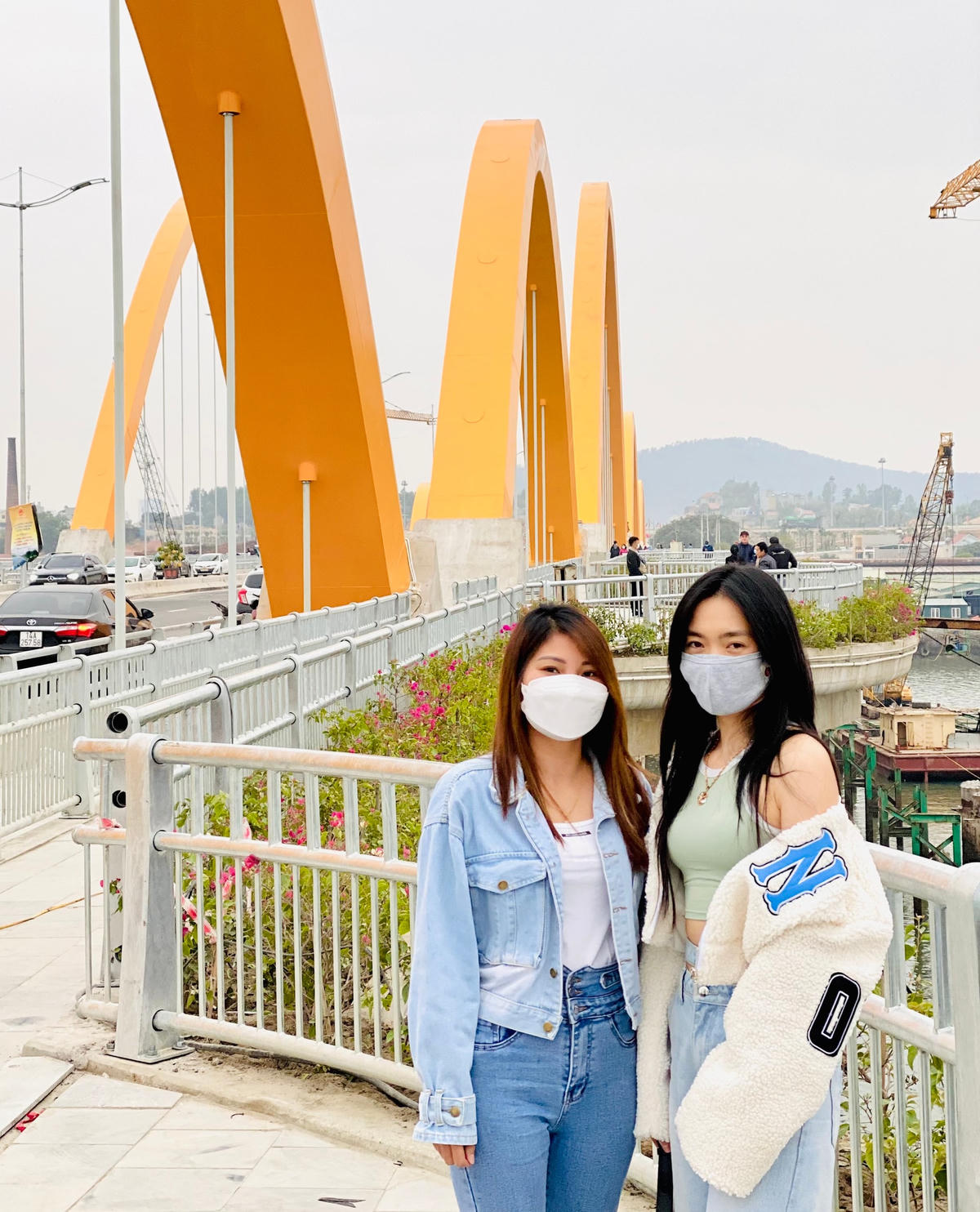 “Em cảm thấy cầu Tình Yêu của Quảng Ninh rất đẹp và cực phù hợp để sống “ảo”. Em hy vọng sau khi đến đây thì em sẽ sớm có người yêu và mong muốn được cùng người yêu mình cắm 1 ổ khóa tình yêu tại đây” – Một bạn trẻ bày tỏ sự phấn khích với niềm hy vọng về một tình yêu trong năm mới.