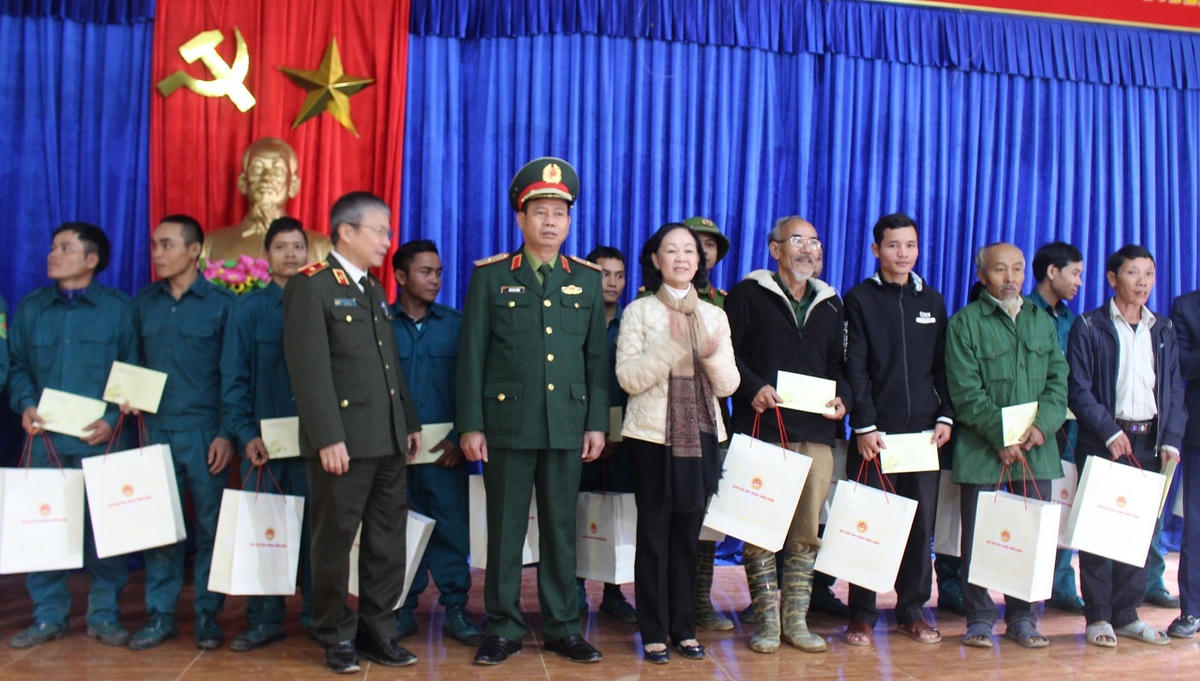 Bà Trương Thị Mai tặng quà cho gia đình chính sách ở xã Trà Leng.
